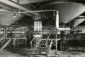 Bilde av Tankbunner i det som opprinnelig var raffinering av olje i Sandar Fabrikker (SAFA).